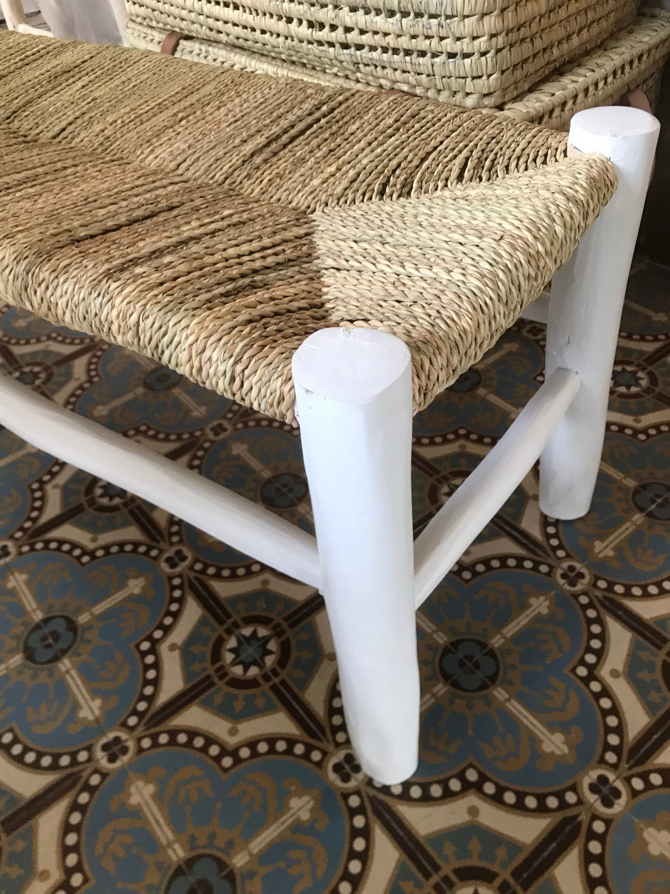 Banc marocain en bois peint et tressage naturel