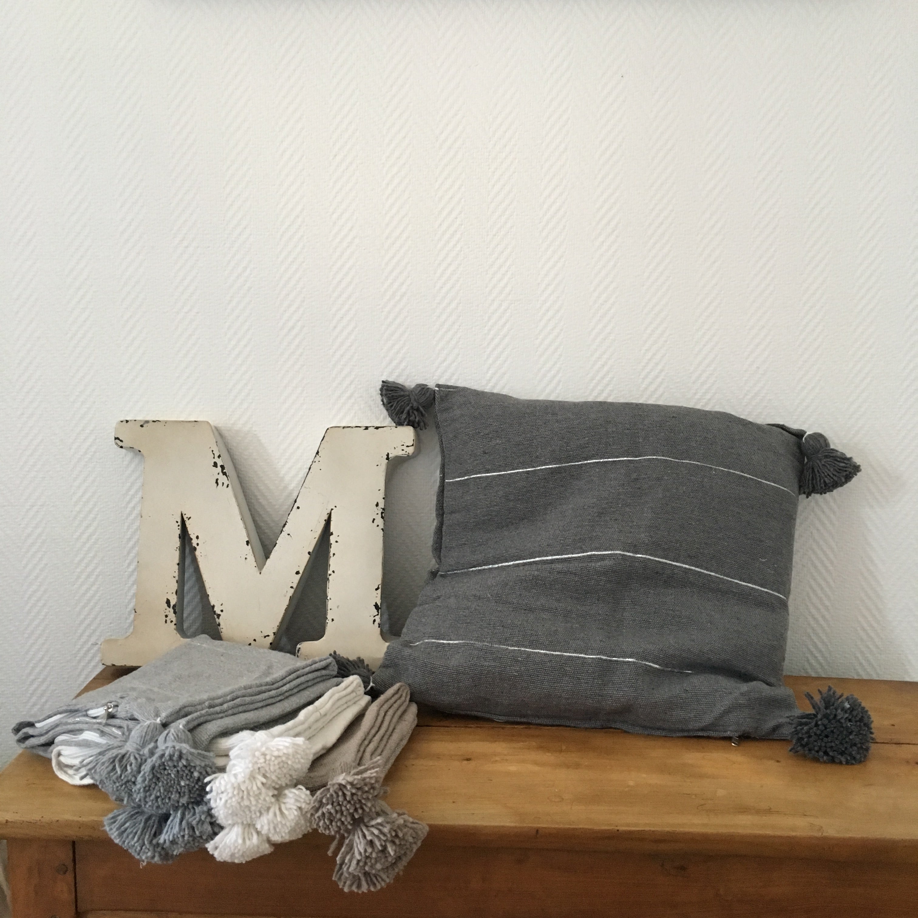 Housse de coussin à pompons gris foncé