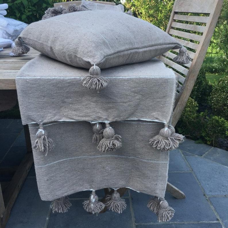 Housse de coussin à pompons beige