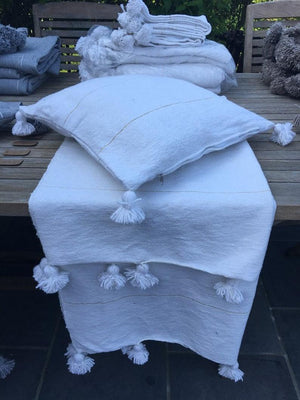 Housse de coussin à pompons blanche