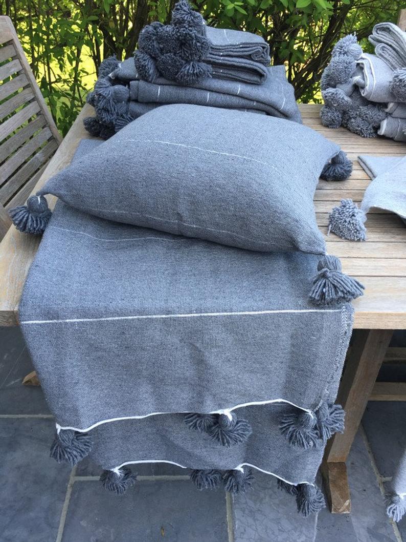 Plaid à pompons gris foncé