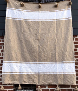 Plaid beige à rayures et pompons