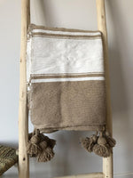 Plaid beige à rayures et pompons