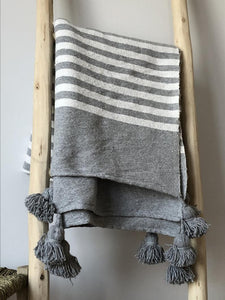 Plaid gris à rayures et pompons