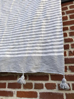 Plaid gris à rayures et pompons