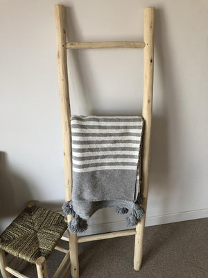 Plaid gris à rayures et pompons
