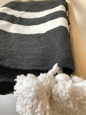 Plaid noir et blanc à pompons