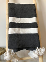 Plaid noir et blanc à pompons