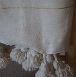 Plaid à pompons blanc rayures dorées